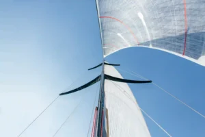 foto angular de dos velas de barco