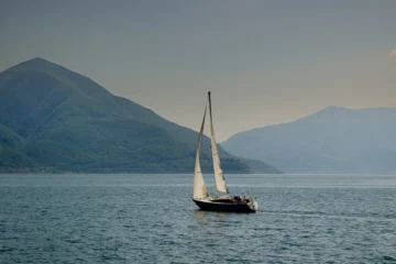 Navegar en un velero: Cómo es y qué necesitas