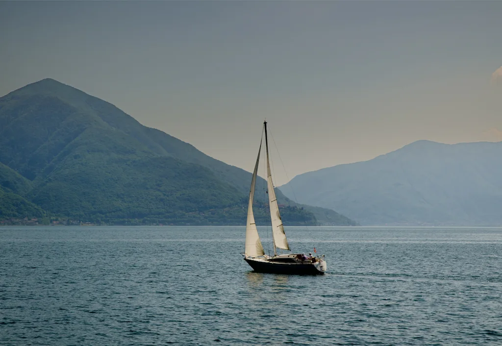 Navegar en un velero: Cómo es y qué necesitas